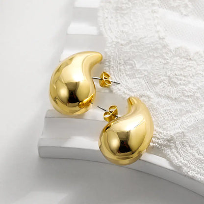 In-style teardrop earrings