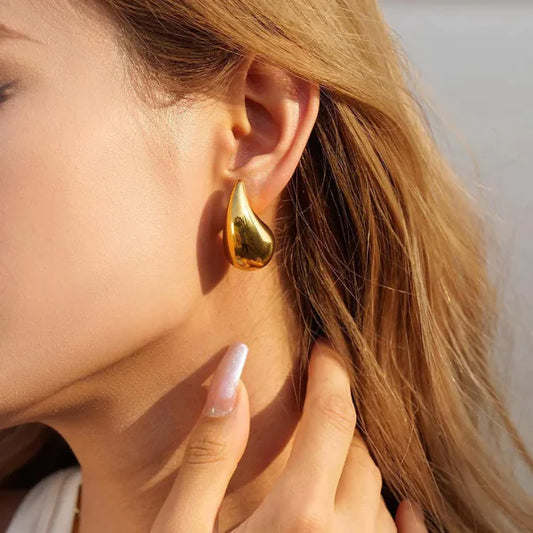 In-style teardrop earrings